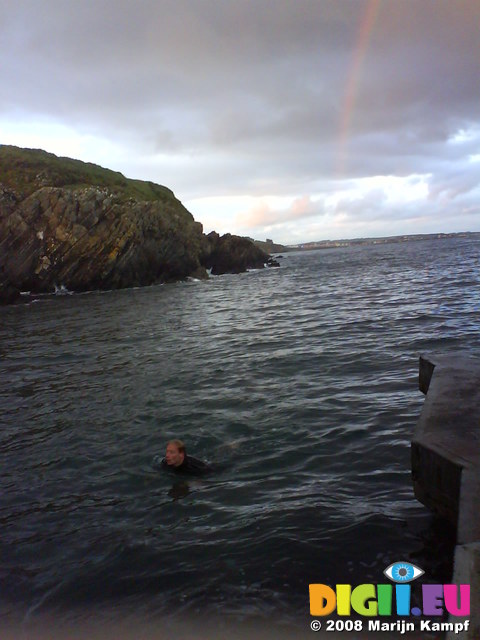 JTP00188 Marijn swimming at Guillemene with Rainbow